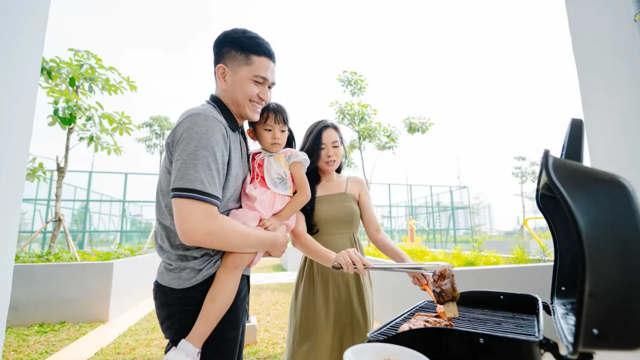 Tempat barbekyu outdoor khusus digunakan oleh penghuni apartemen