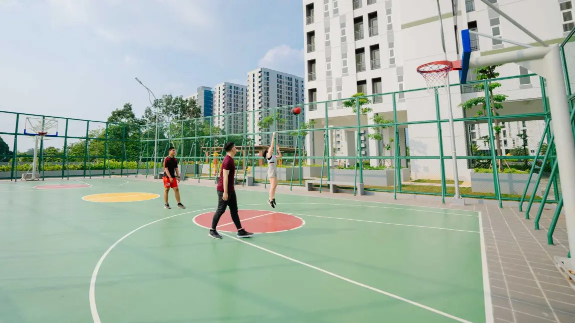 Lapangan basket dan olahraga lainnya untuk penghuni Apartemen Akasa Pure Living