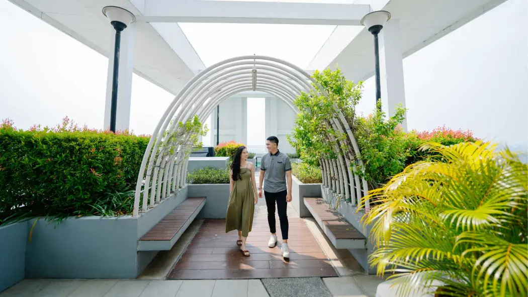 Taman yang terletak dilantai paling atas gedung apartemen
