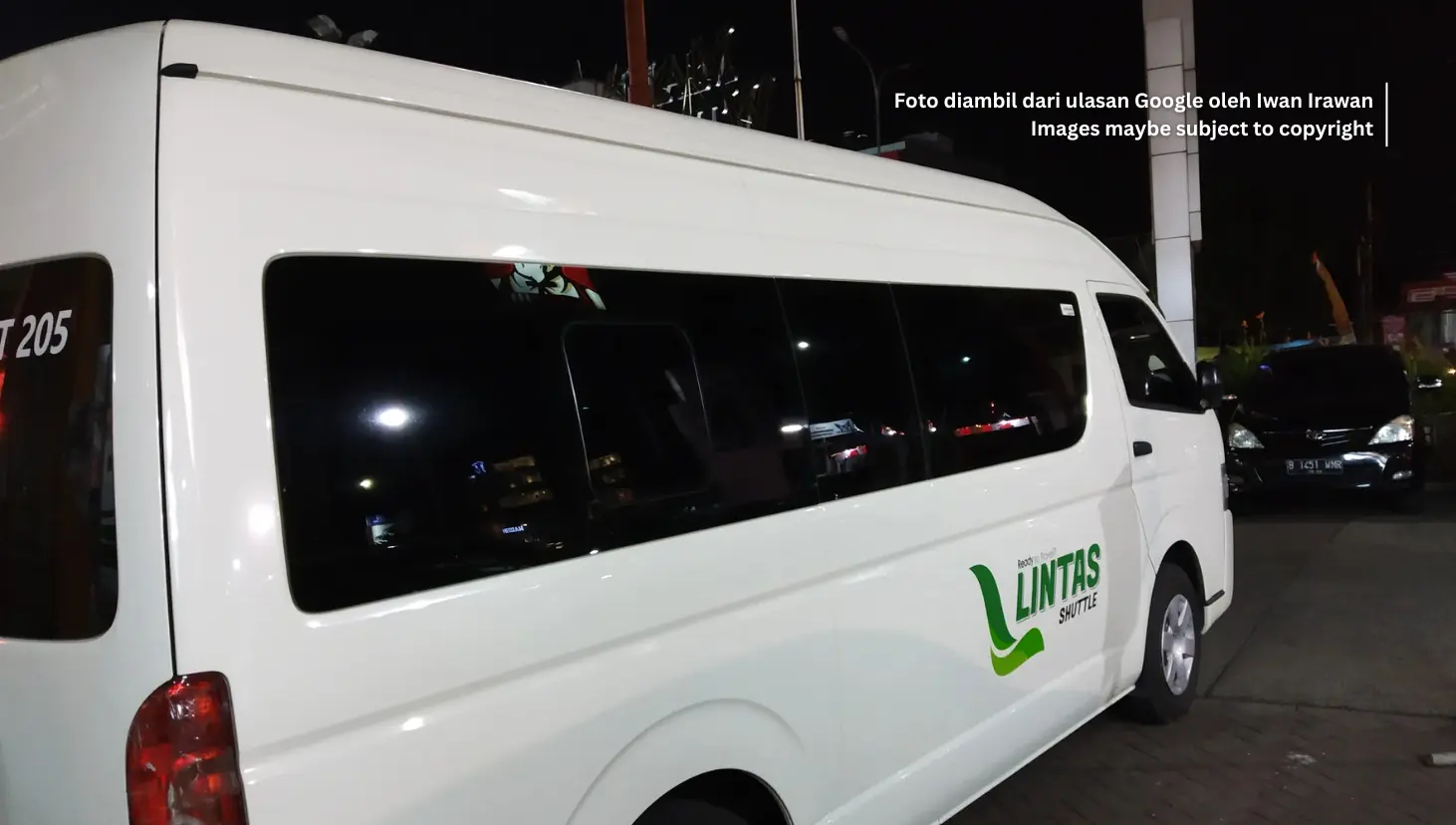Armada Lintas Shuttle di Depan WTC BSD