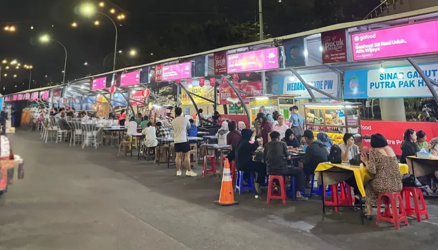 Berburu takjil dan makanan di Pasar Modern Intermoda