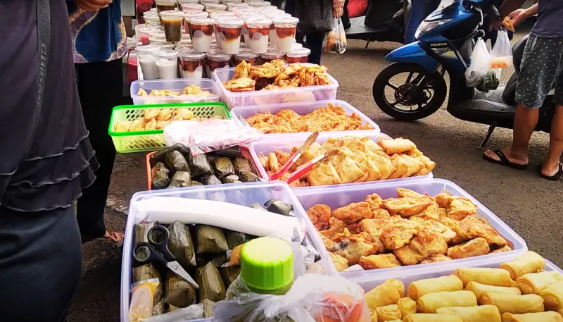 Menu takjil pada salah satu penjual di Granada Square BSD Sektor 12