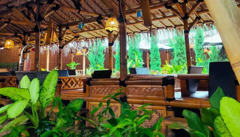 Salah satu area lesehan di Gubug Berkah Resto & Cafe
