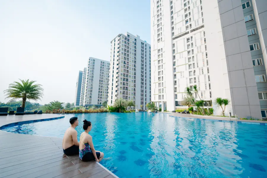 Kolam renang tematik di Apartemen Akasa