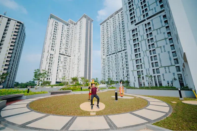 Penghuni sedang melakukan aktifitas gym outdoor